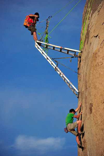 photo humour insolite escalade grimpeur escabeau