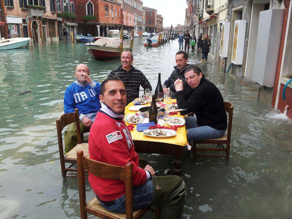 venise inondation repas table