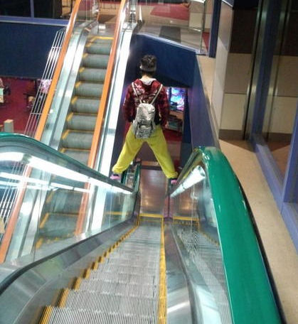 photo homme escaalator debout rampe