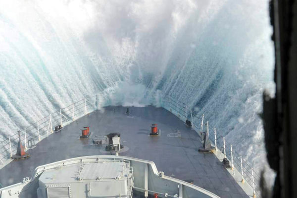 photo bateau tempête vague