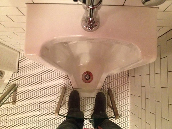 insolite chassure eclaboussure pissotiere vitre