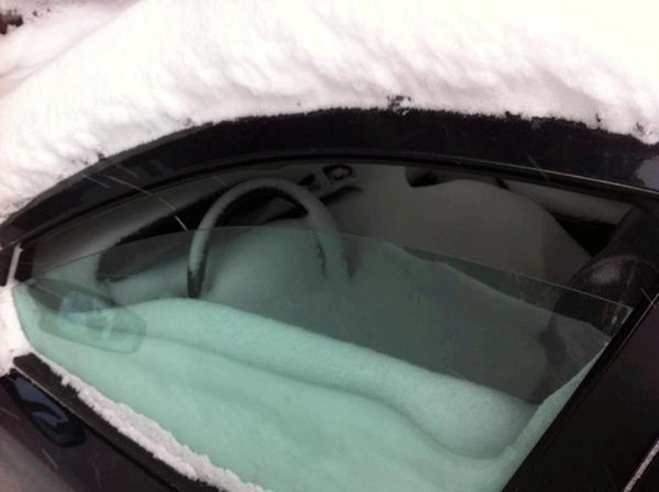 insolite neige vitre voiture