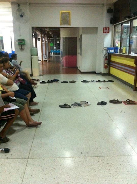 insolite attente chaussure file