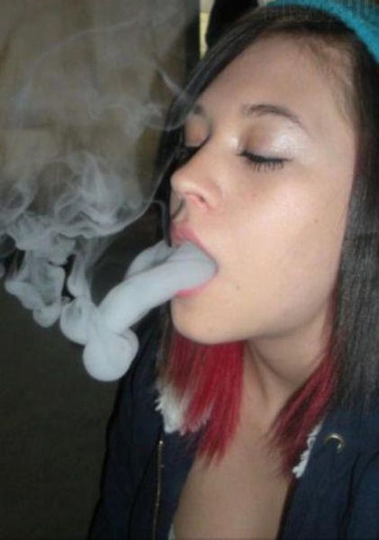 insolite bouche fille fumee phallus timing