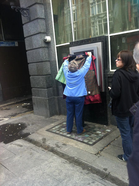 insolite argent code distributeur manteau