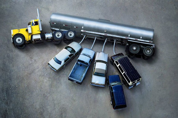 insolite camion citerne essence voiture