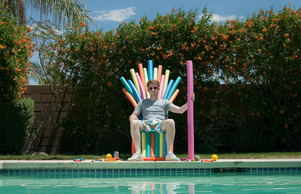 insolite baton game mousse piscine thrones trone