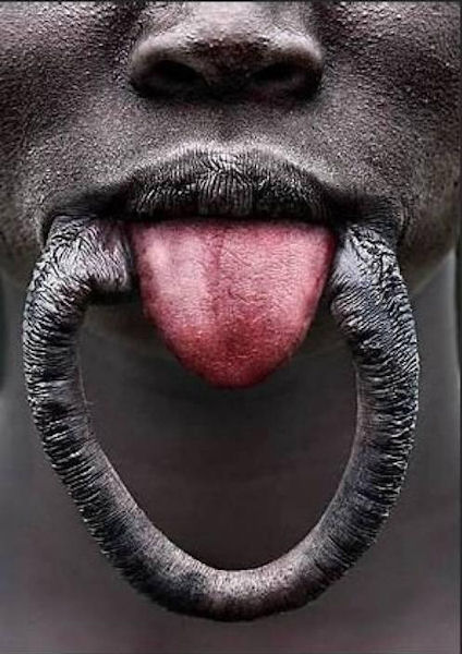 insolite femme labret levre plateau