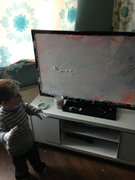 insolite enfant peinture tele