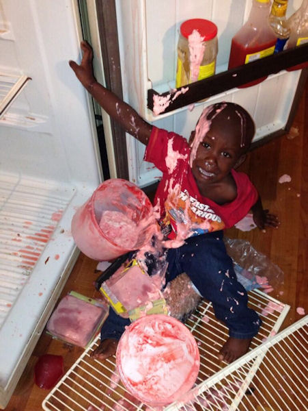 insolite enfant glace gourmand refrigerateur
