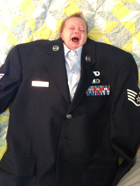 insolite bebe uniforme