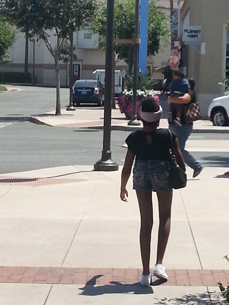 insolite femme grande jambe