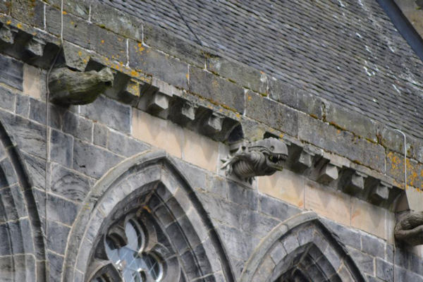 insolite alien eglise gargouille tete
