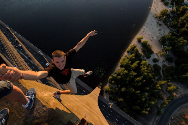 insolite bras homme pont vide