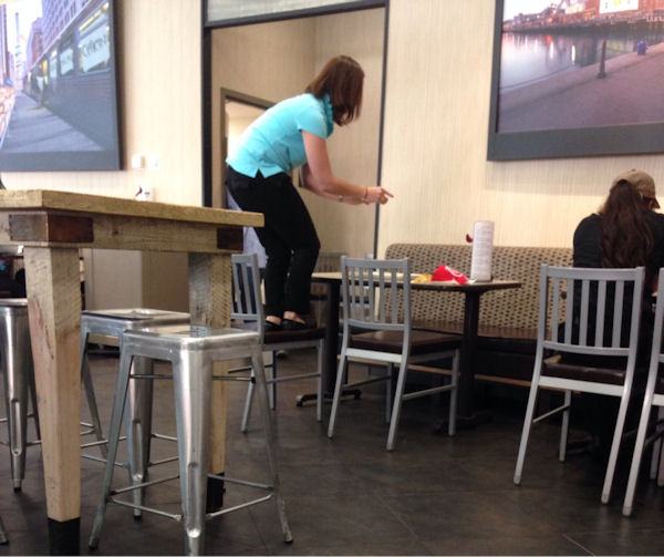 insolite chaise fille frite photo