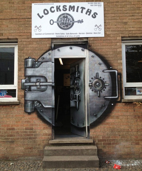 insolite coffre-fort graffiti mur porte serrurier