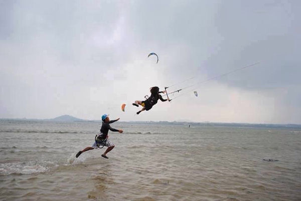 insolite enfant vent voile