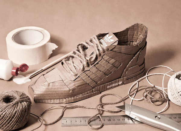 insolite adidas carton chaussure