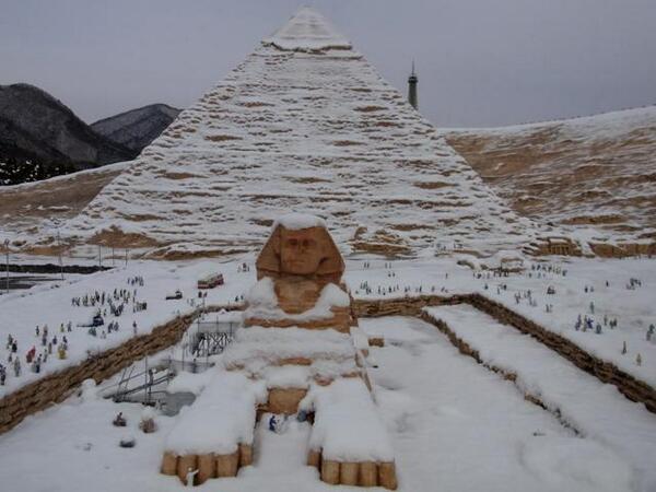 insolite egypte neige pyramide sphinx