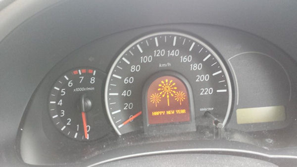 insolite annee artifice compteur feu voiture