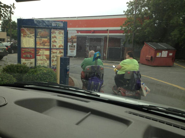 insolite drive-in fastfood obese scooter