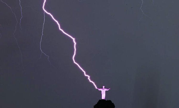 insolite christ eclair foudre statue