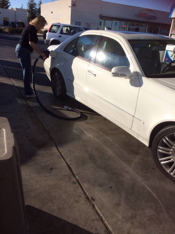 insolite essence femme pompe tuyau voiture