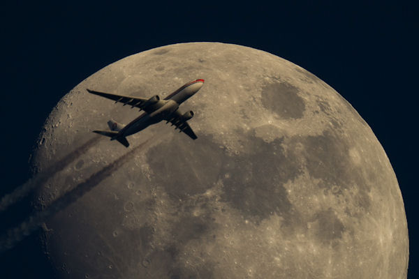 insolite avion lune