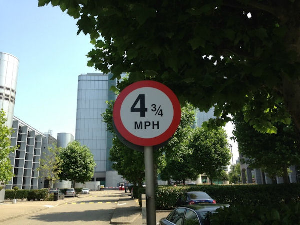 insolite limitation panneau vitesse