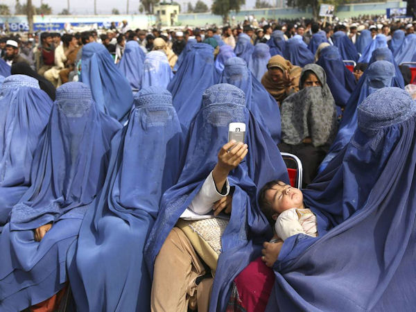 insolite burqa selfie telephone