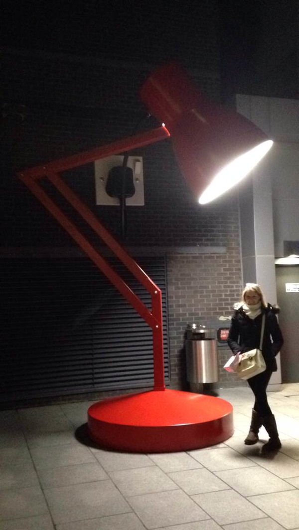 insolite bureau geant lampe