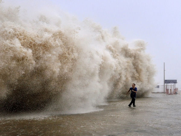 insolite homme vague