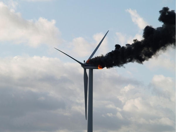 insolite eolienne feu