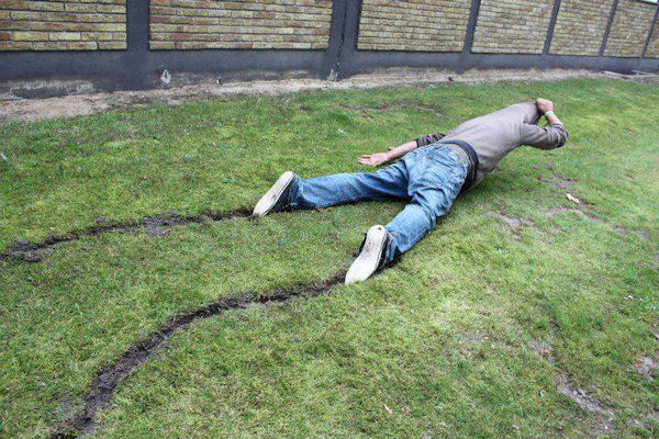 insolite homme sol trace