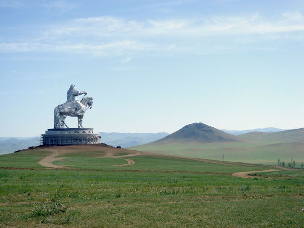 insolite mongolie statue steppe