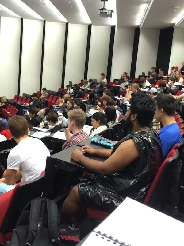 insolite amphi etudiant poubelle sac vetement