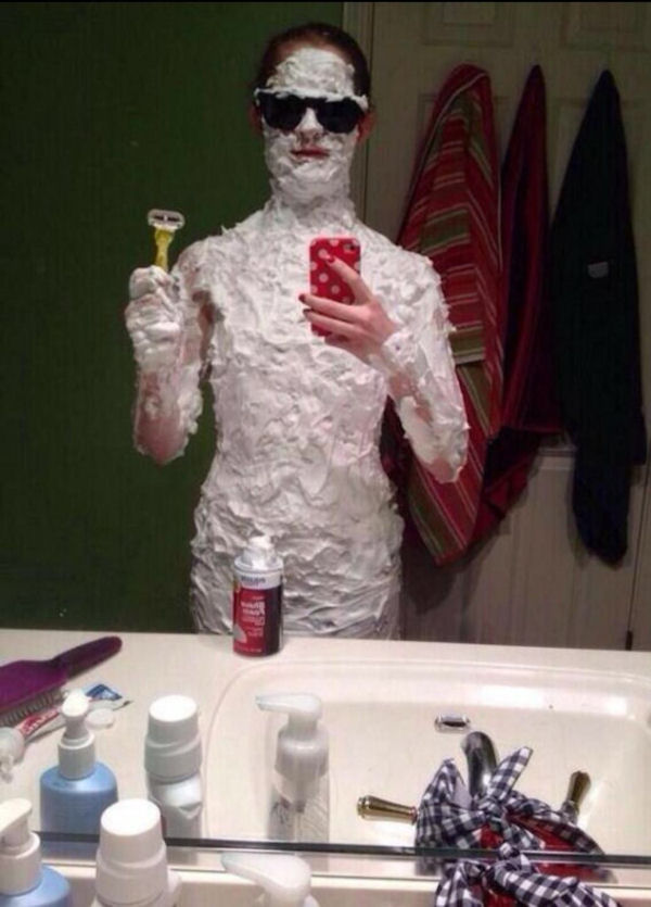 insolite fille mousse raser rasoir