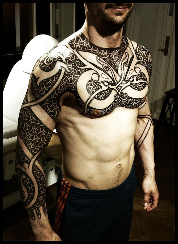 insolite homme tatouage viking