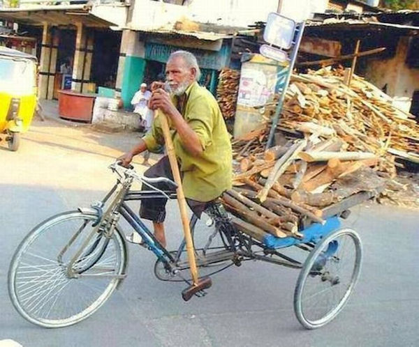 insolite bequille homme unijambiste velo