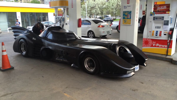 insolite batman essence service station voiture