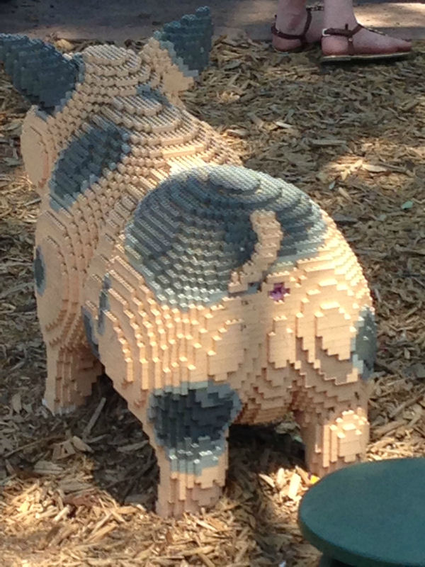 insolite cochon detail lego trou