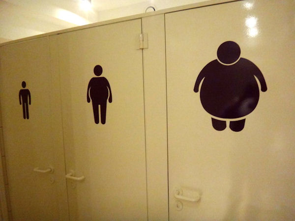 insolite dessin gros homme publique toilette