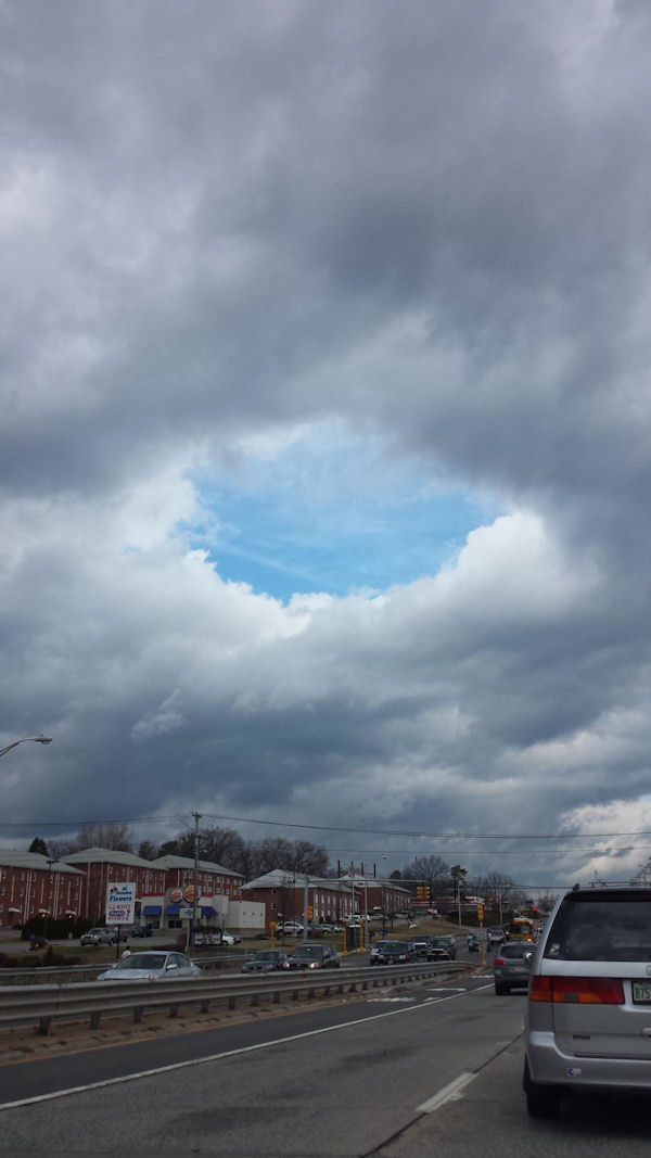 insolite ciel eclaircie nuage trou