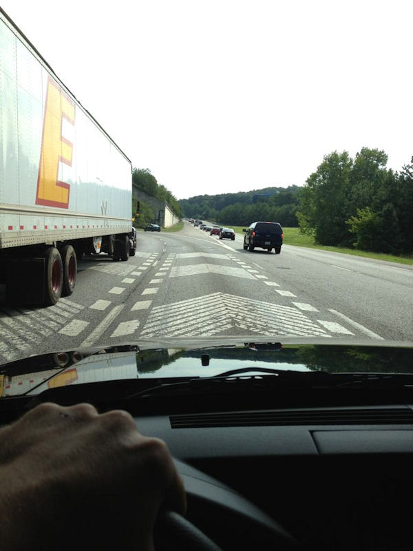 insolite fleche route vitesse voiture