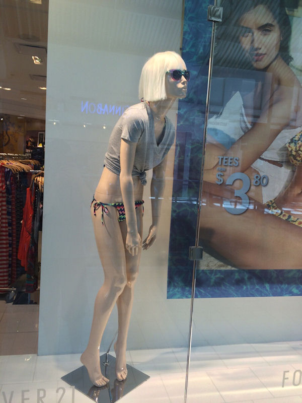 insolite fatigue mannequin vitrine