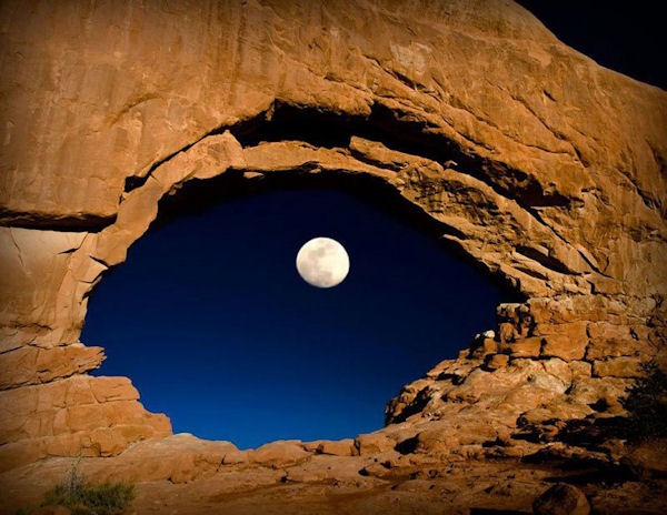 insolite lune oeil roche trou