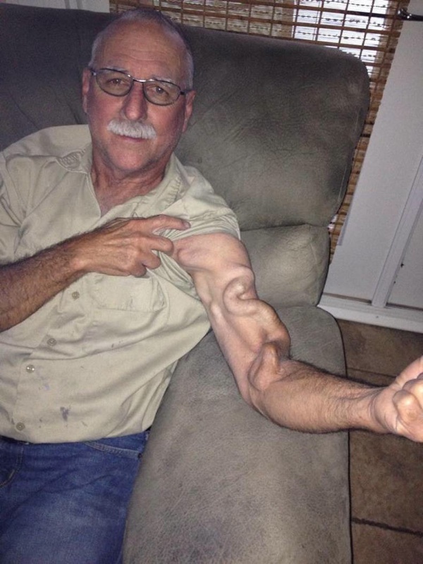 insolite biceps bras homme muscle