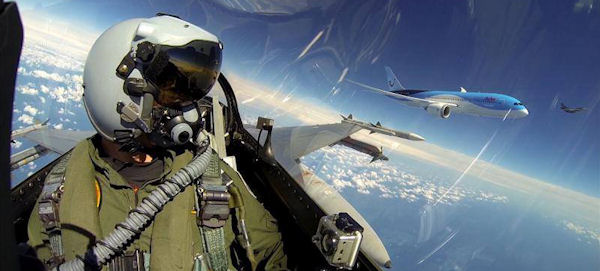 insolite avion chasse escorte ligne