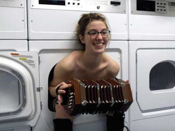 insolite accordeon femme lave-linge