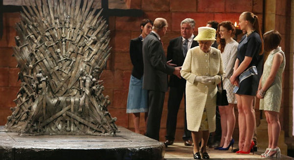 insolite elizabeth fer game reine thrones trone